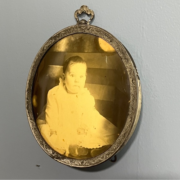 Antique Tintype Victorian Baby Photo in Ornate Round Picture Frame - Picture 13 of 14